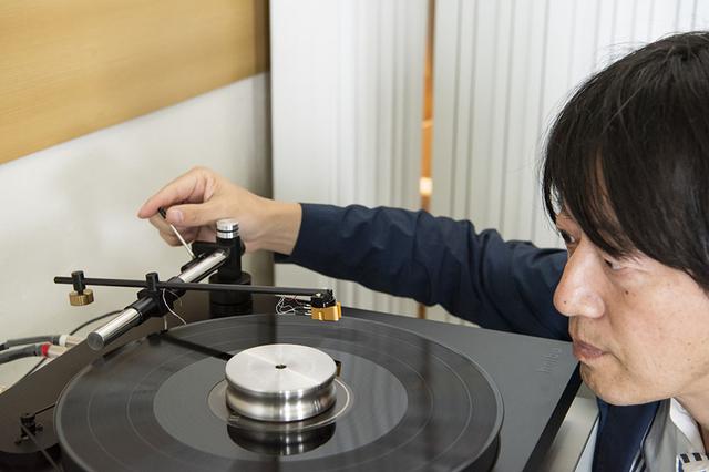 画像: Holboのリニアトラッキング・ターンテーブルを使って、アナログレコードでの音の変化を確認した