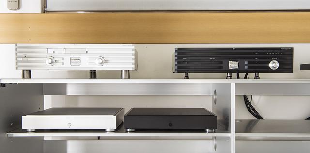 画像: 今回の主な再生機器。ラック上段左のソウルノートのプリメインアンプ「A-1」は「ULTRA SS」インシュレーターに、右側のフォノイコライザー「E-1」は「ULTRA MINI」に乗せている(それぞれ3点支持)