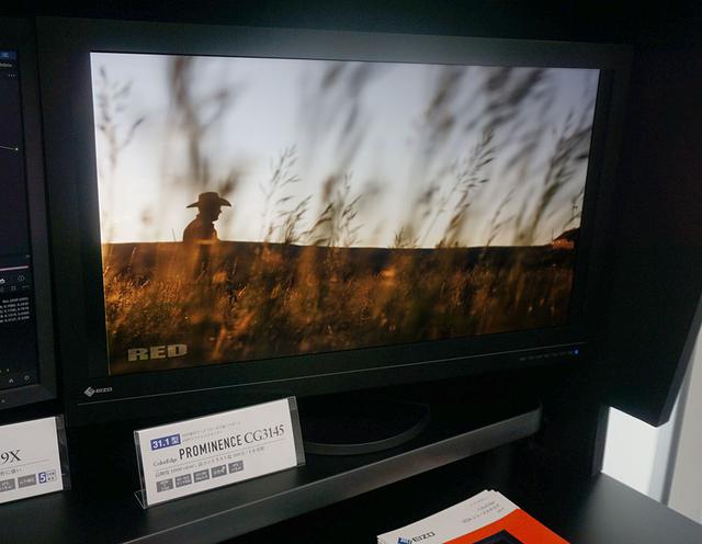 画像: 同じくEIZOガレリア銀座には、デュアルレイヤー液晶を採用した業務用モニター「CG3145」も展示されている