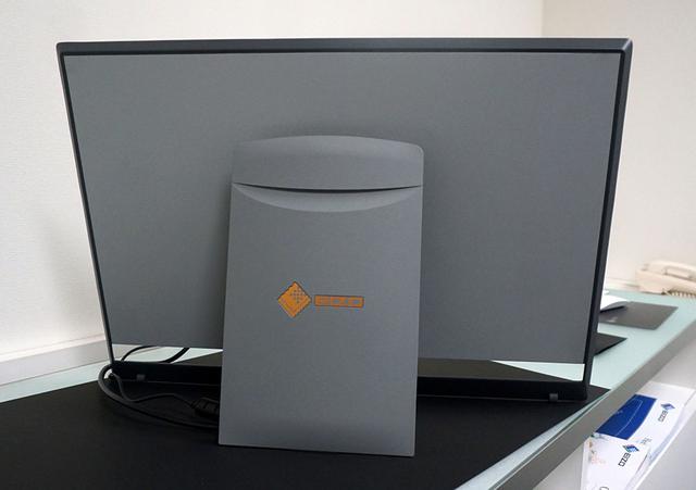 画像: FORIS NOVAは、背面の仕上げにも細かな注意が払われている。ロゴマークはカッパーゴールドという特別色を使用