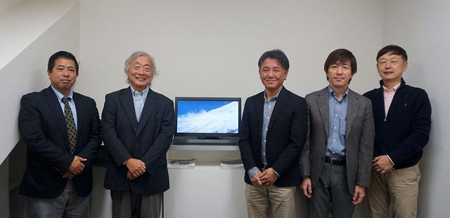 画像: インタビューにご協力いただいた方々。写真左から(株)JOLED パネル事業本部設計部応用技術課アソシエイトテクニカルスペシャリストの中北朋喜さん、麻倉さん、EIZO(株)モジュール&ものづくり統括部表示デバイス開発課開発マネージャー 松波克彦さん、映像商品開発部プロフェッショナルモニター開発課開発マネージャー 鷹橋直樹さん、企画部マーケティングコミュニケーション担当次長 兼 マーケティングコミュニケーション課長 兼 映像ソリューション営業部ダイレクト販売担当次長 梶川和之さん