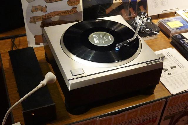 画像: N2 factoryのSP-10II & R用iアルミキャビネットTT-10の実機や、好評発売中のレコードバッグも並びます N2 factoryのTT-10/10Rの詳細はこちら www.stereosound-store.jp