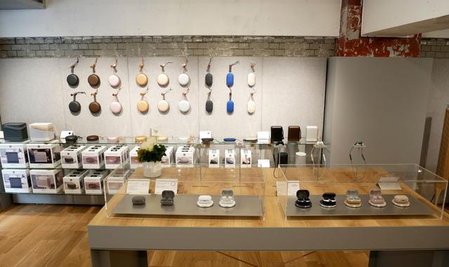 画像: ▲入って左にはワイヤレスイヤホン、Bluetoothスピーカー類を展示