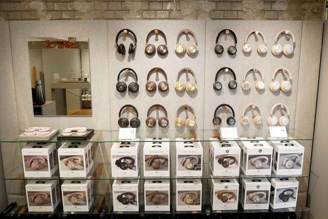 画像: ▲入って右の壁にはワイヤレスヘッドホンを展示