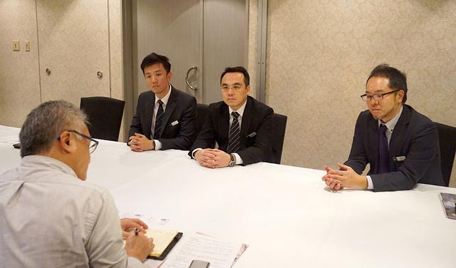 画像: 視聴に先立ち、BenQが考えるスマートプロジェクターについてのインタビューも実施した。写真左からBenQ Asia Pacific Corporation Associate Director Customer Care Dept. APAC Region Paul YH Changさん、BenQ Asia Pacific Corporation President APAC Region Jeffrey Liangさん、右端がベンキュージャパン株式会社 プロダクト&マーケティング部 部長 洞口寛さん