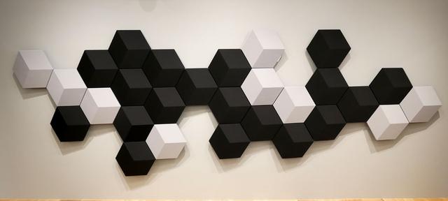画像: ▲BEOVISION ECLIPSEシステムの対面には、一面にBEOSOUND SHAPEが貼られている