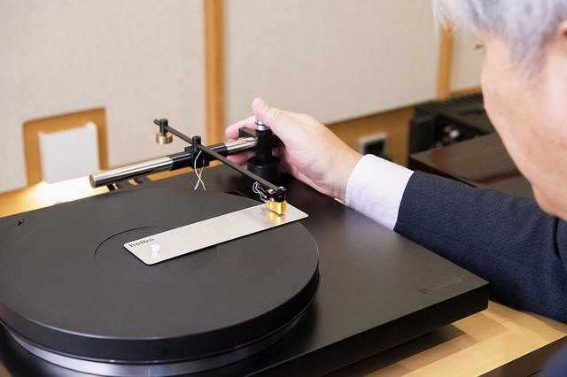 画像: Holboのターンテーブルでは、針先がレコードの真ん中を直線移動できるようアームの位置決めを慎重に行なう必要がある。写真の専用治具が付属しているので、充分注意して追い込んでいただきたい