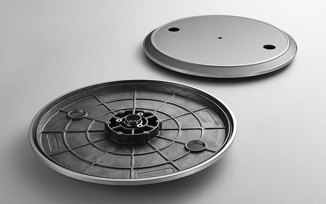 画像: ←コストダウンを果たしたとはいえ、主要部分はSL-1200GR(¥148,000+税)を踏襲したもの。プラッターはアルミダイカストにラバーを貼った2層構造。剛性を上げるためのリブを入れるなどの工夫が施されている