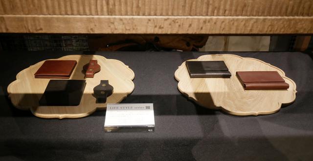 画像: ▲入って左の奥には、こだわりのバッグを展開するSTYLE CRAFTブランドとコラボした牛革ケースなども展示している
