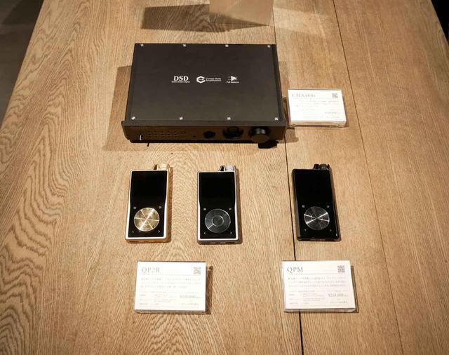 画像: 奥には取扱の海外ブランド製品も展示