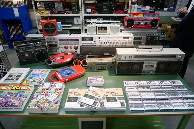画像: ▲イベントスペースには、家電蒐集家 DESIGN UNDERGROUNDを主宰する松崎氏のコレクションが展示されていた(懐かしい製品がすらり)。ワークショップやトークイベントも各種予定されている
