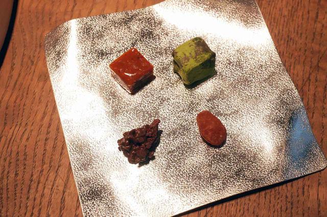 画像: ▲finalオリジナルのスイーツ。左したから反時計周りに「ロッシェ ユズ」「アマンド ショコラ」「プラリネ ピスタチオ 抹茶」「キャラメル マンゴー・フレーズ」