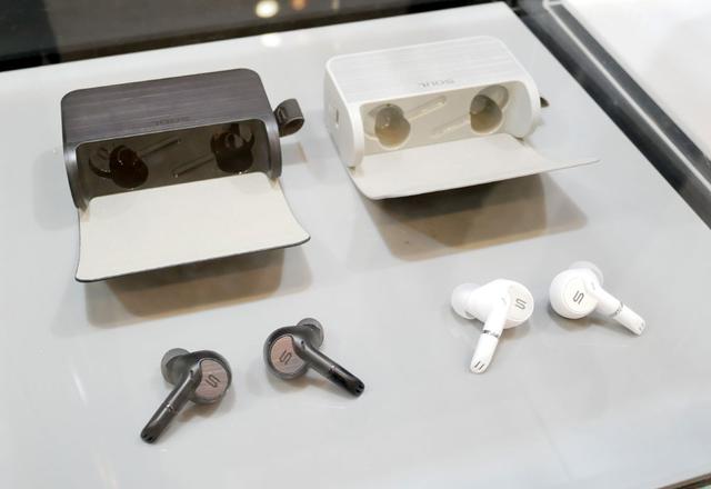 画像: ▲モダニティはEOZやLoop、SOUL、Sudioなどの取り扱いブランドを綺麗にディスプレイ。参考展示されていたSOULの「SYNC PRO」は、ブランド初のスティックタイプの完全ワイヤレスイヤホン。収納ケースのバッテリー容量は3000mAhもあり、モバイルバッテリー機能も搭載しているので、スマホなどへの給電も可能という。2020年1月の発売予定で、価格は¥15,800(予価)。