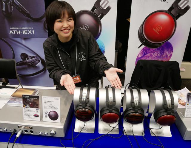 画像: ▲オーディオテクニカは、2階のブースでは有線タイプをメインに製品を展示。試聴も可能。フラッグシップイヤホン「ATX-IEX1」には多くの人が列を作っていた。写真はヘッドホン「ATH-AWKT」「ATH-AWAS」