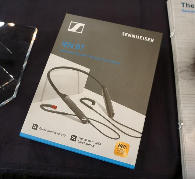 画像: ▲ゼンハイザーのブースでは、11月28日に発売されたばかりの「IEN BT」にも注目だ。IEシリーズのBluetoothイヤホン「IE 80S BT」のネックバンド部を独立させたモデルで、同ブランドの「IE80S」「IE80」「IE8」「IE8i」に装着してワイヤレスモデルに変身させるアイテムだ。コーデックはSBC、AAC、aptX、aptX LL、aptX HD、HWAに対応し、DACチップにはAKM(旭化成エレクトロ二クス株式会社)の最新ICを採用している