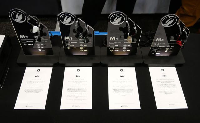 画像: ▲米国FiR Audioブランドのイヤホンも展示。来年2~3月を目途に発売予定という。ダイナミック型とBA型のハイブリッド構造が特徴だといい、チューブレスとすることで、サウンドをダイレクトに鼓膜に届けられるそう。価格レンジはEar Sonicよりも少し上とか。M5は静電型