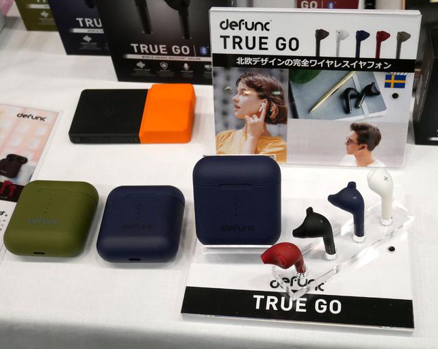 画像: ▲高千穂交易では、defuncブランドの完全ワイヤレスイヤホン「TRUE GO」を展示。北欧メーカーらしくスタイリッシュなデザインで、ハウジング部分を覆うような形状のシリコンチップは、耳穴を塞ぐことがないので、圧迫感もなく、音楽と同時に周囲の音も確認できるようになっている