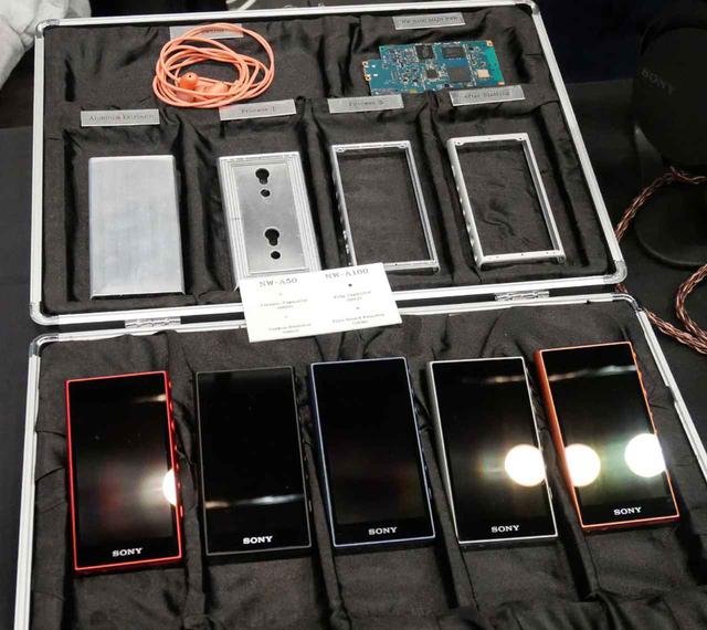 画像: ▲人気のストリーミングウォークマン「NW-A100」シリーズの分解展示には、注目が集まっていた