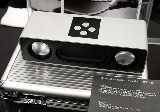 画像: ▲Mother Audioでは、Bluetoothスピーカー「MA01S」を参考展示。クアルコムブースに展示のあったシーイヤー社ワイヤレススピーカー「cear pave2」と、テクニカル的には同スペックの製品で、同社の音場技術「cear Field Ver.4.0」の搭載によって、豊かな音場の再現を目指すという。発売や価格は未定