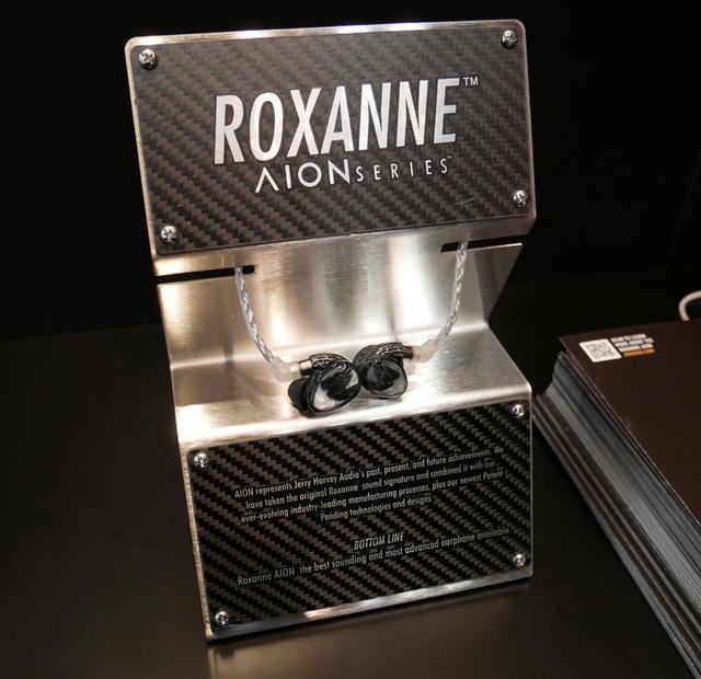 画像: ▲JH Audio(Jerry Harvey Audio)ブースでは、世界初展示というカスタムIEM「ROXANNE AION」に注目。「LAYLA AION」とはスペックは同じといい、ハウジングが3Dプリンターで製作され、ユニットにBAを追加したのが違いという。音導管をなくすことでサウンドの個体差を排除する設計としているそう。来年2~3月に発売予定という。価格は未定だが、米国での価格は2299ドルという