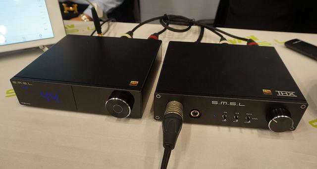 画像: ▲S.M.S.Lのアナログヘッドホンアンプ「SP200」(写真右)は、THXが提供するTHX AAA-888アンプ回路を搭載した製品となる。バランスとアンバランスの入力を各1系統備えており、出力は6.35mmヘッドホン端子とXLRバランス出力となる。写真左は同ブランドのUSB DAC「M200」でDACチップにはAK4497を搭載している。SP200は通販サイト等で発売されており、価格は3万円強とのこと