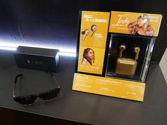 画像: ▲Skullcandyブースでは、発表したばかりの、完全ワイヤレスイヤホン「Indy」の限定色ゴールドに彩色された「Indy Dope Gold」を大々的に展示。なかなか煌びやかな仕上がり。購入特典は、9FIVEとコラボしたゴールド仕様のサングラス