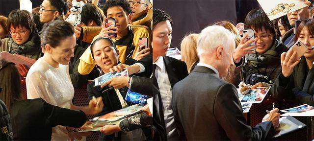 画像: ファンからのサインに応えるデイジー・リドリーとアンソニー・ダニエルズ。その姿勢はまさにプロ