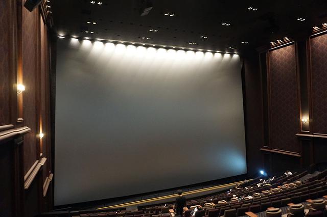 画像: 現在23:40過ぎ。ロビーに集合していたファンも徐々に劇場内に移動している様子