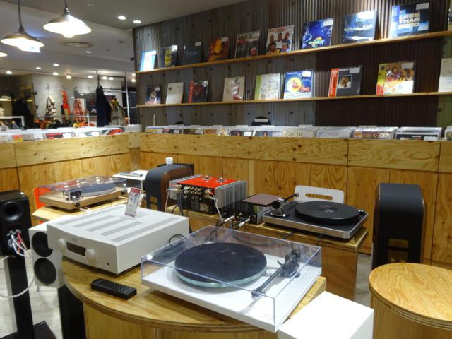 画像: 7Fのギンザレコード店内。売り物のレコードが聴けるセレクト・オーディオショップでもある。