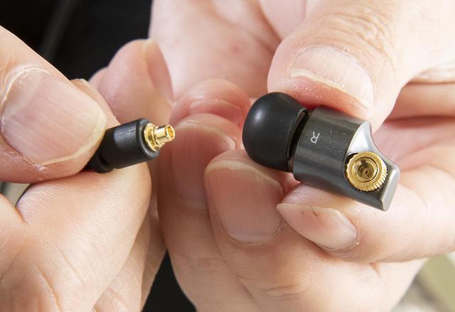 画像: EAH-TZ700はMMCXコネクターを採用しており、リケーブルも可能。購入時に2.5mmバランス用と3.5mmアンバランス用のケーブルが付属しているが(下写真)、もちろん市販のケーブルも使用可能だ