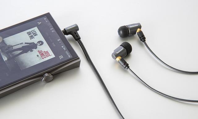 画像: 取材は土方さんの自宅で行なった。愛用のアステル&ケルンのプレーヤー「A&futura SE100」と組み合わせ、ハイレゾを中心にお気に入りの楽曲を聴いてもらっている