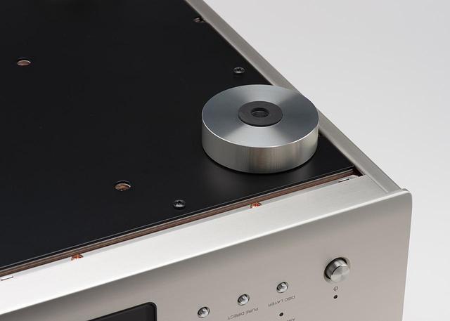 画像: 製品外部では、脚と天板が変更され、A7075(超々ジュラルミン)が採用された。アルミを主体とする合金で高い剛性を持っている