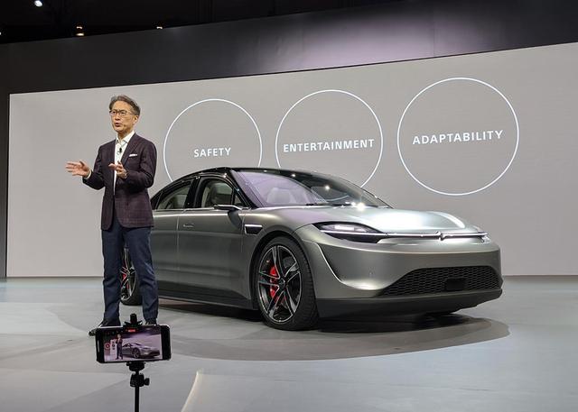 画像: プレス・カンファレンスで「VISION-Sカー」と紹介する吉田憲一郎・ソニー社長