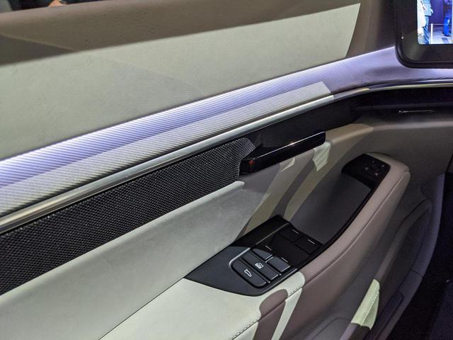 画像: 外からのLED光は車室内に