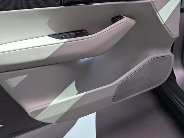 画像: ドアにもスピーカーを2つ内蔵