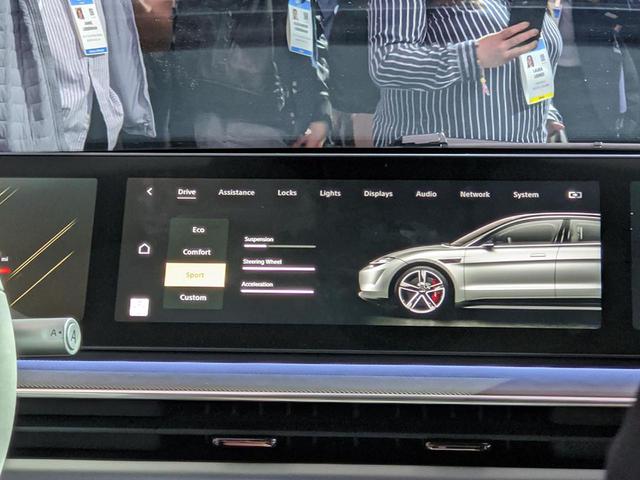画像: ダッシュボード・ディスプレイにてクルマの現在情報を表示
