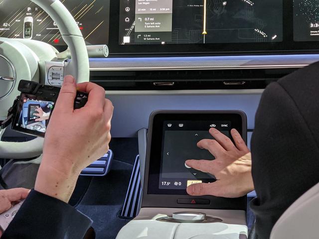画像: ナビゲーションの操作は別ディスプレイで