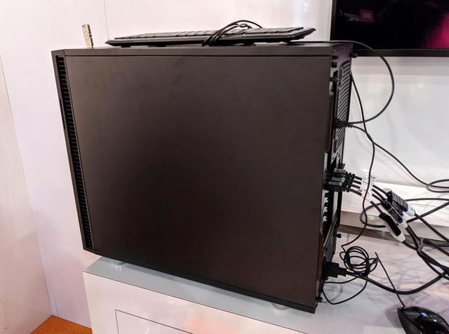 画像: アストロデザインの8K映像が収められたパソコン。ここからHDMI2.0の4本線でアウトプット