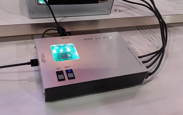 画像: パナソニック側の8Kコンテンツとアストロデザインのそれを切り替える装置。アストロデザイン製