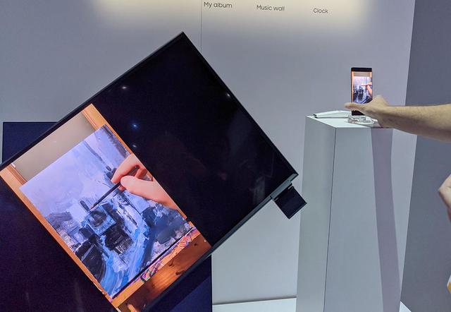 画像: そこでスマートフォンを縦に。テレビが回転を始める