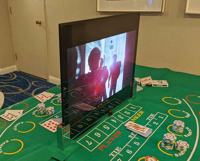 画像: 21.6型の裏表貼り合わせディスプレイ