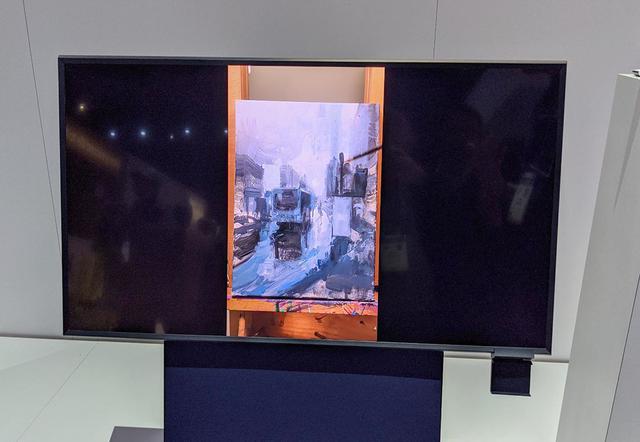 画像: スマホの縦動画を横長スクリーンに映すと、真ん中だけの小さな映像になる