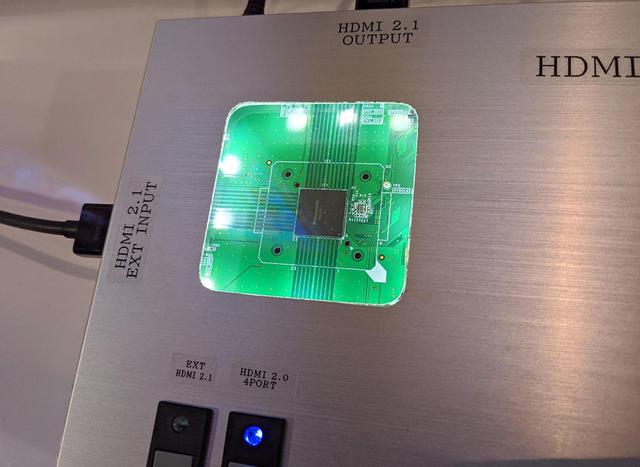 画像: 中にみえるはパナソニック製のHDMI2.1・LSI