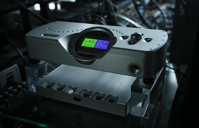 画像: U1 MINIのUSBタイプA端子と、コードHugo M Scaler(下段、アップサンプラー)もしくはDAVE(上段、USB DAC)のUSBタイプB端子を接続。通常のPCMファイル再生はHugo M Scaler経由で、MQAファイル再生はDAVEと直結という形でケーブルを差し替えて使い分ける