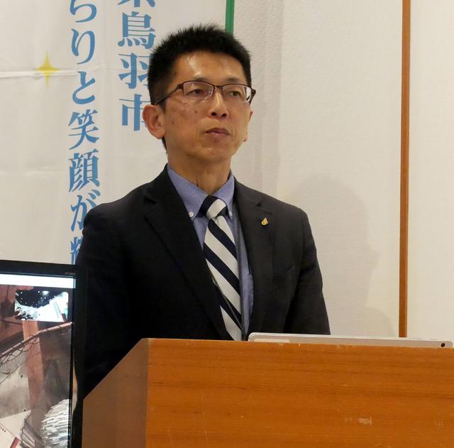 画像: キャリア教育モデル事業について説明する三重県教育委員会 上村和弘氏