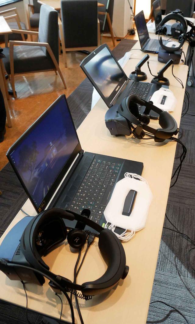 画像: 会見場に用意された、VR映像再生用のノートパソコンとVRヘッドセット