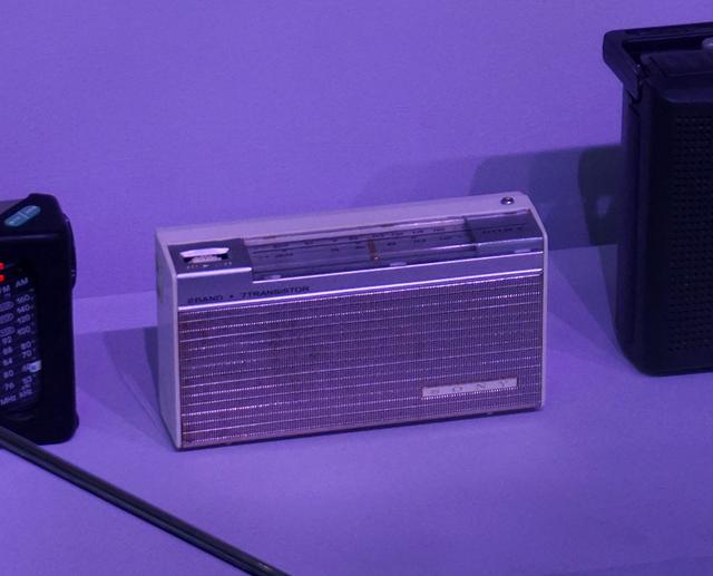 画像: ずらりと並んだ歴代のソニー製ラジオ。写真左はもっとも古い1961年発売の「TR720」