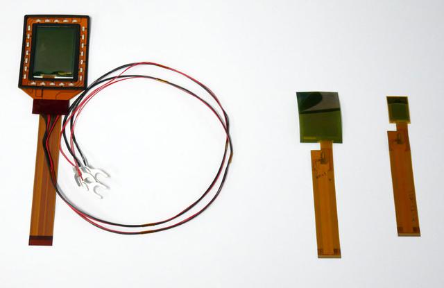 画像: 今回発表のセンサー。試作機へ組み込まれているのは一番右のもので、それよりも大きいサイズもできますよ、という展示