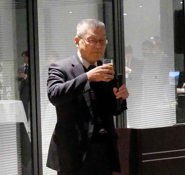 画像: 発表会に続く新年会では、例年通り細野会長が乾杯の音頭をとっていた