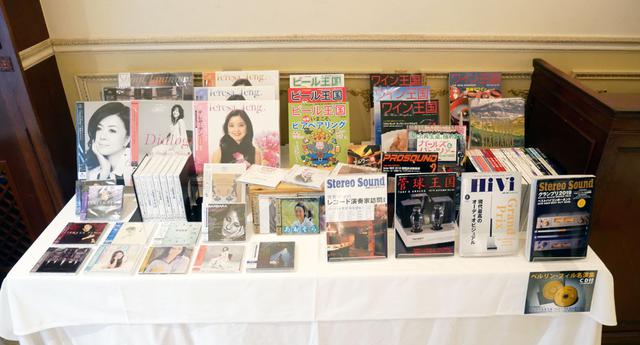 画像: 弊社が企画・制作・販売している各種コンテンツ(雑誌、ソフト)。音楽ソフトについてはCD、SACDだけでなく、アナログレコードも豊富に取り揃えている